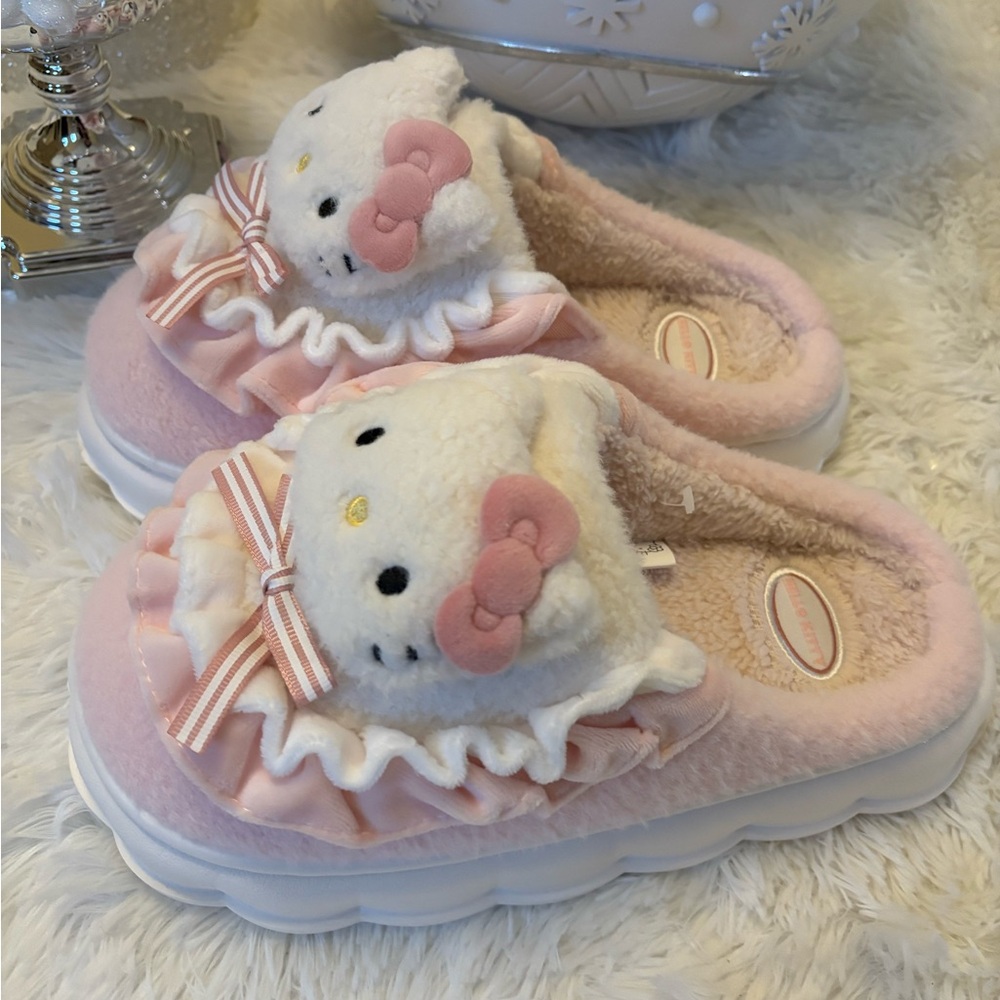 Hello Kitty NWT Pink Plush Slippers